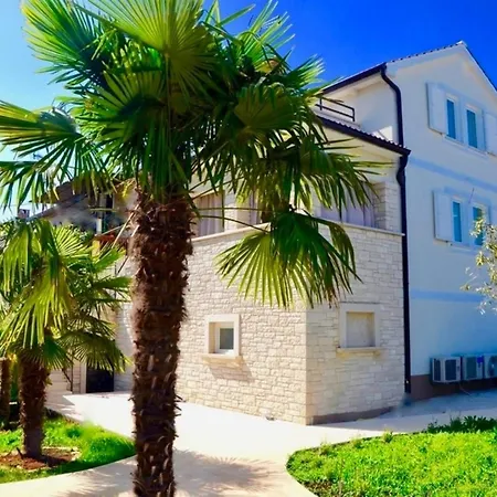Apartments Porec City شقة *
