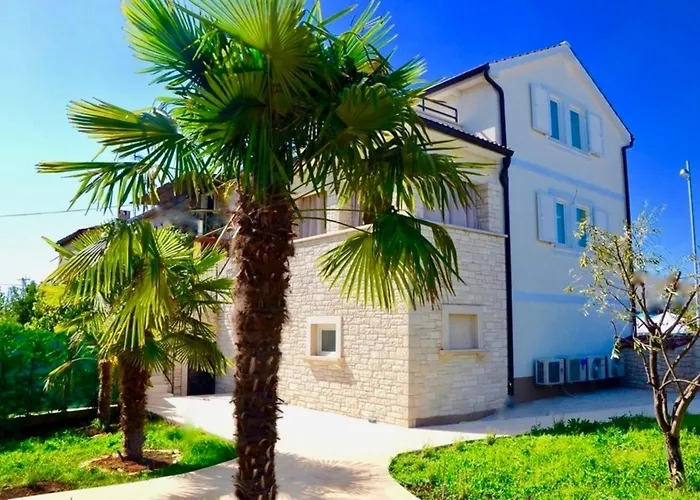 Apartments Porec City شقة *